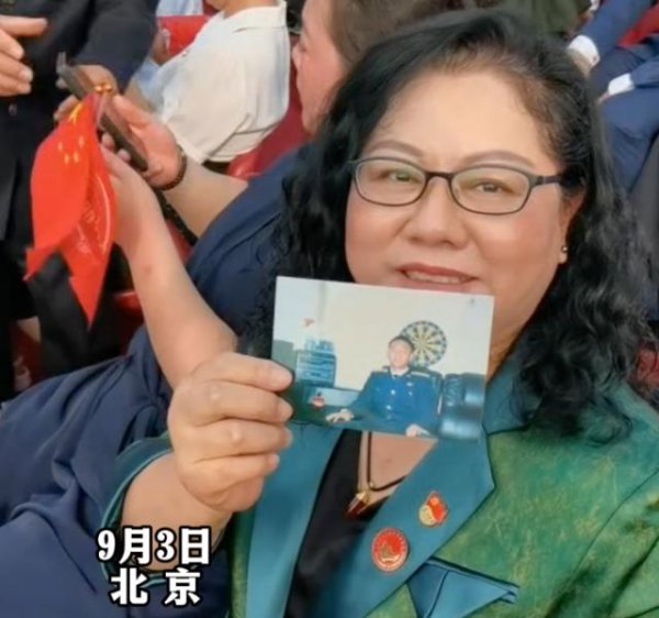 安泰证券 “海空卫士”王伟遗孀在京观看阅兵：他今天会跟着我一块仰望天空