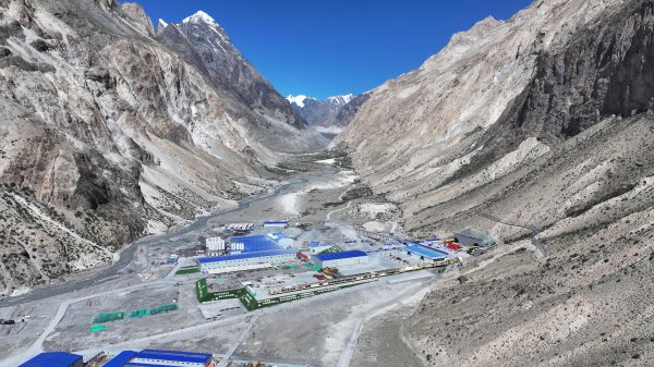 无忧配 国内首条正穿冰川一级公路隧道，单日掘进刷新世界纪录